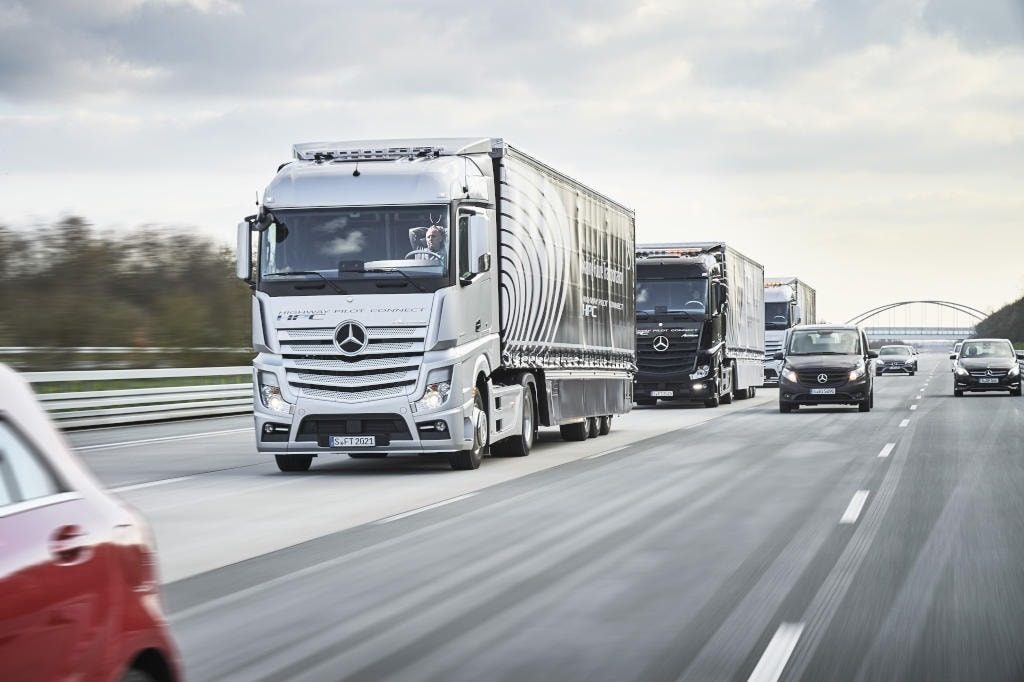Mercedes-Benz Actros-trekkers met oplegger op de snelweg