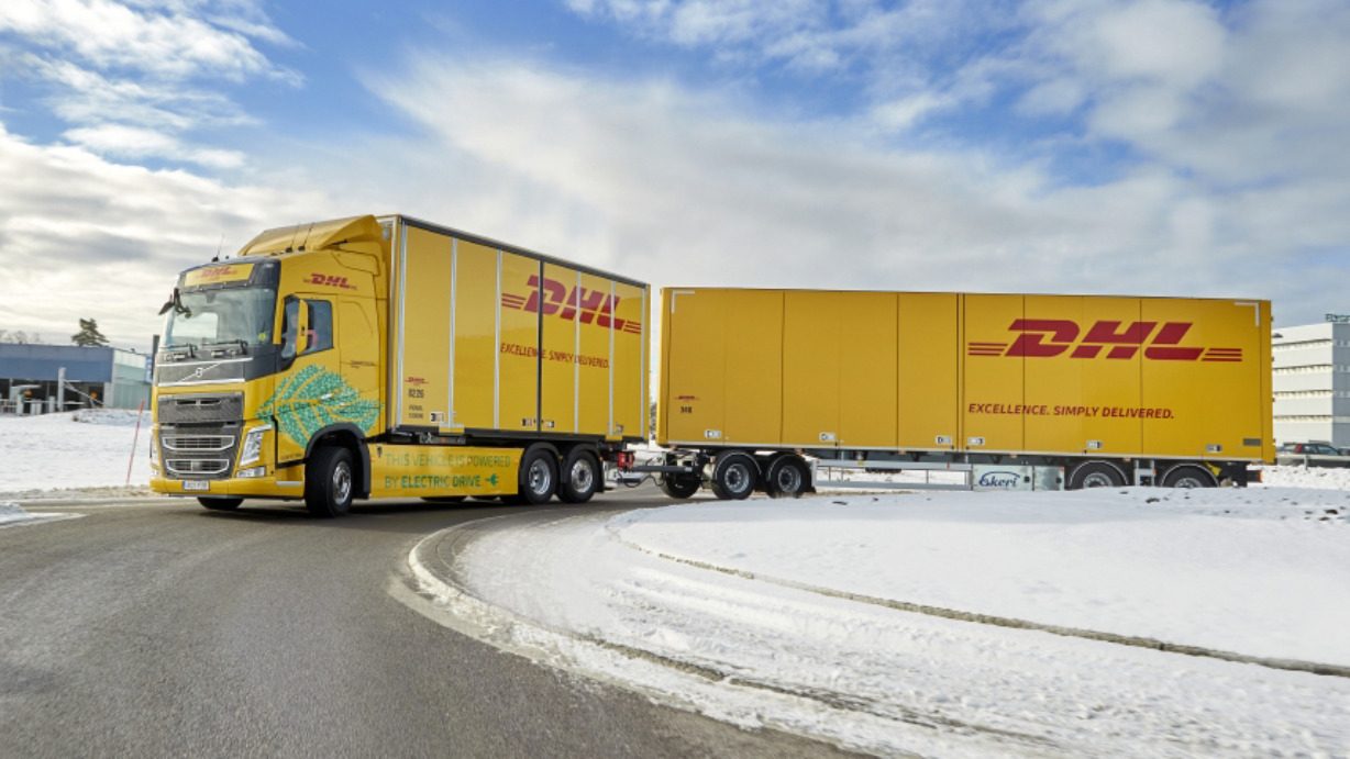 DHL-vrachtwagen met wissellaadbak en aanhanger