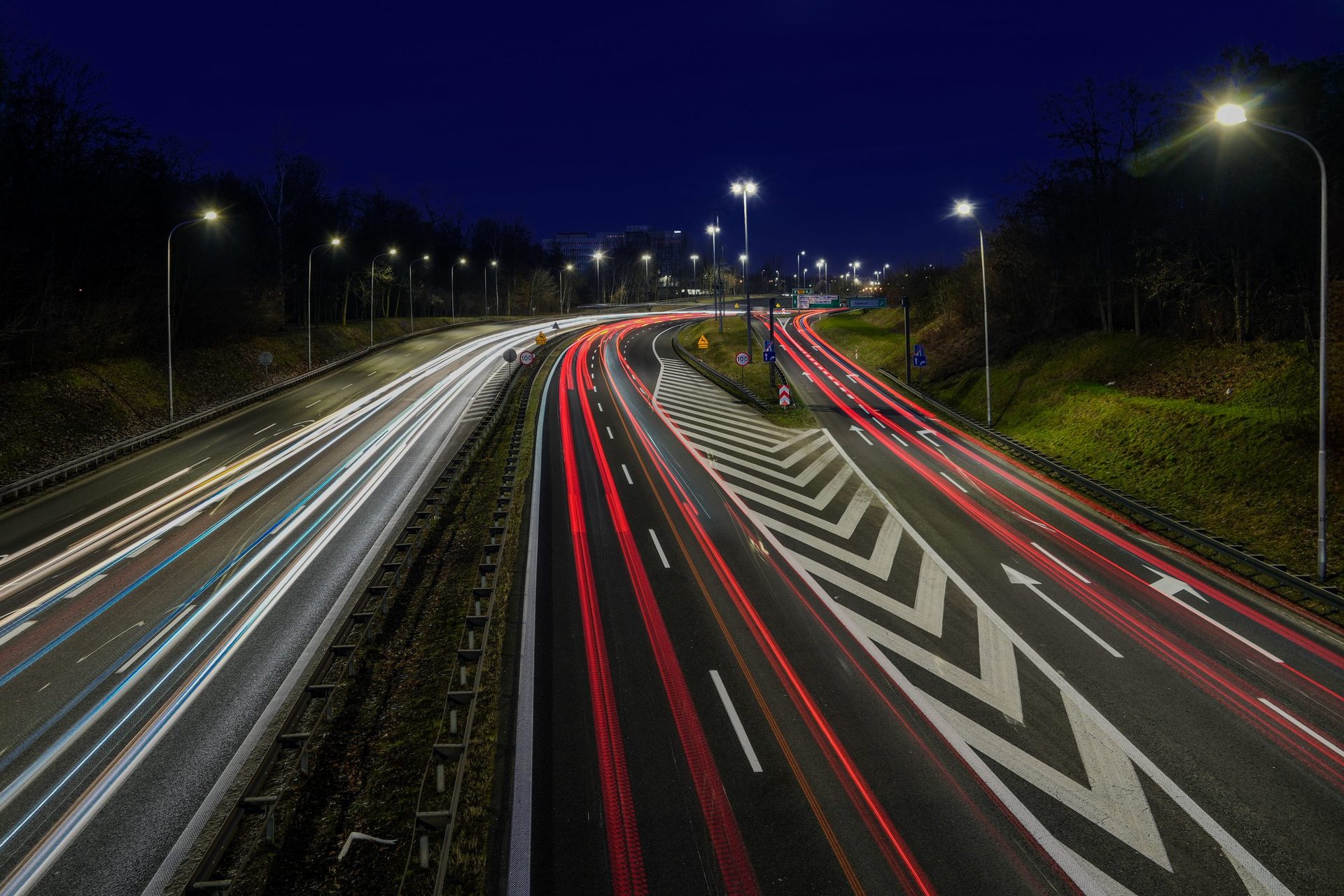 Snelweg bij schemer met lichtsporen